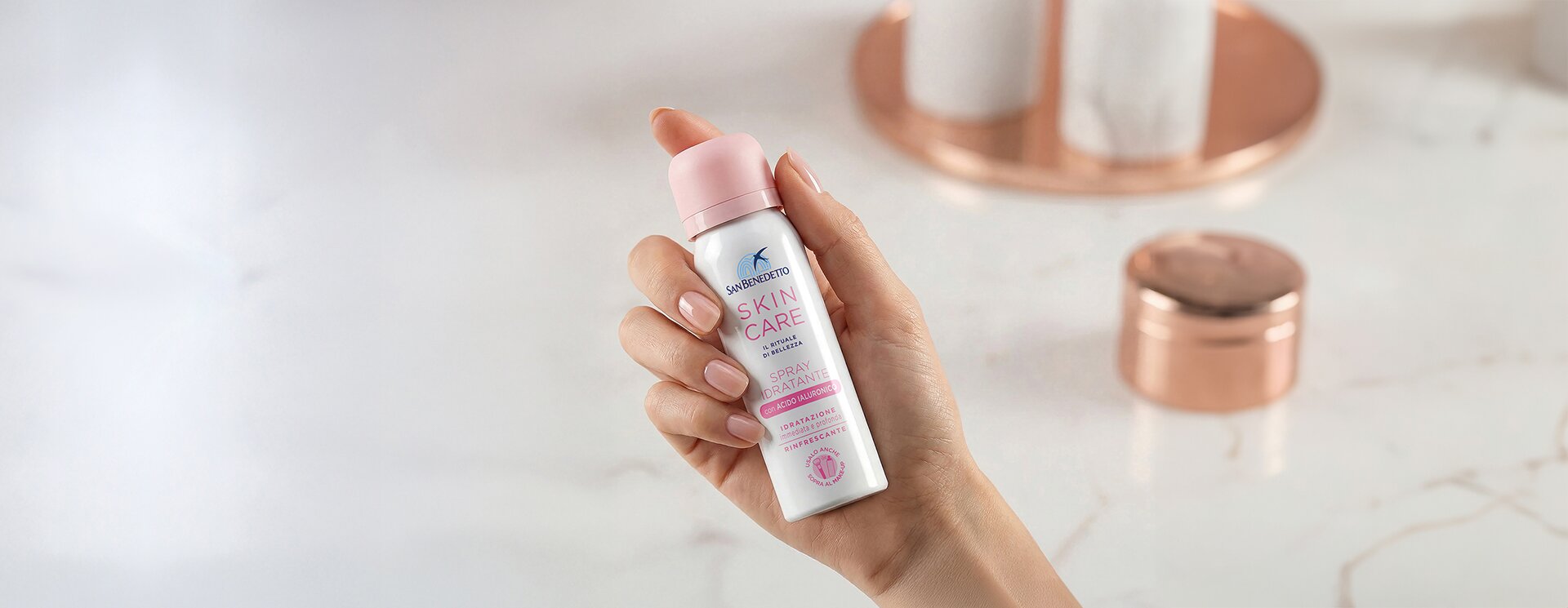 Lo spray idratante a base di acqua e Acido Ialuronico, per un nuovo rituale di bellezza.